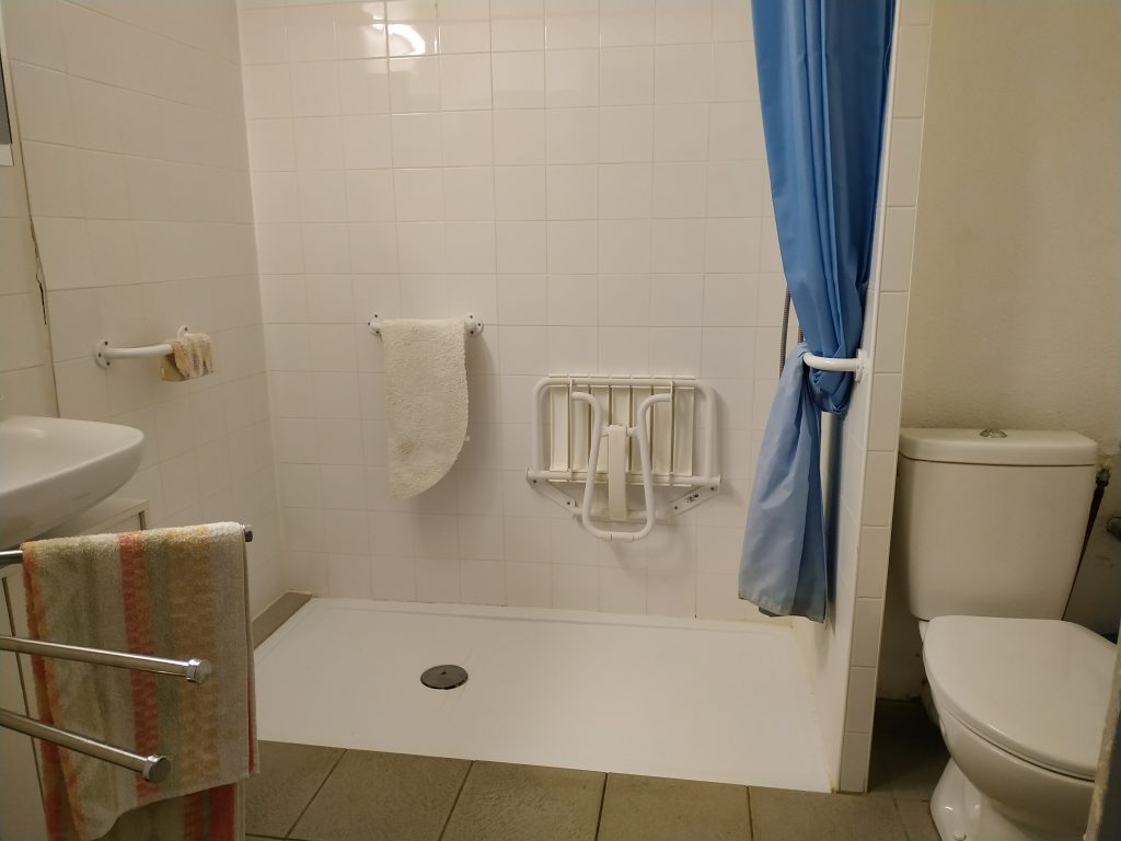 Salle de bain avec douche équipée